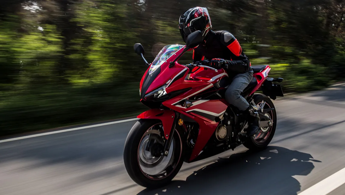 man på röd motorcykel